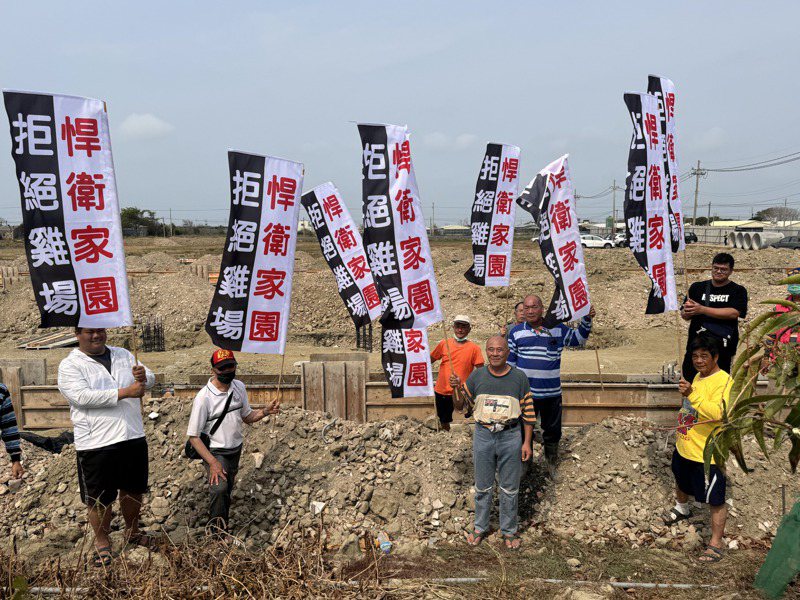 有業者要在台南將軍玉山里蓋大型養雞場，回填土方還疑似是廢棄物，居民群起抗爭，要養雞場滾出去。記者莊曜聰／攝影