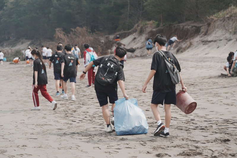 校方午後統計，今天淨灘活動總共清運2049公斤，同時消耗10萬大卡，沙灘廢棄物清運量達前兩年總和。圖／校方提供
