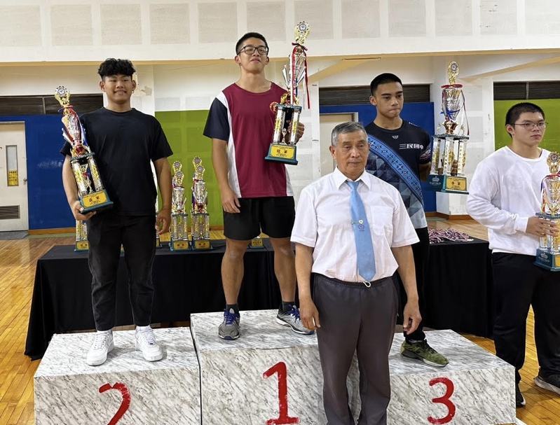 土庫高工健力隊摘下全國大賽團體金牌，蘇仲哲（左二）更打破大會紀錄，創下300公斤硬舉新紀錄。圖／土庫商工提供