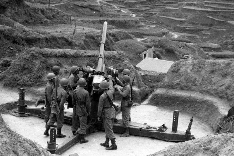 1955年3月30日，台北中外記者31人飛往隨時有戰事發生可能性的馬祖列島採訪，島上駐軍操演火炮。圖／聯合報系資料照片