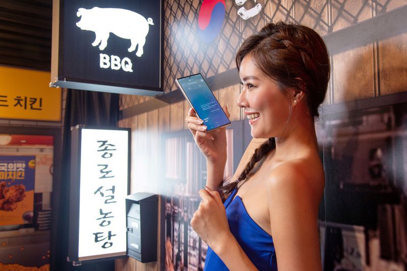 三星打造期间限定Samsung Galaxy S24旗舰系列「准时游戏」密室逃脱体验，让玩家化身旅客。「通话即时翻译」让出国旅游不再鸡同鸭讲。图／三星提供
