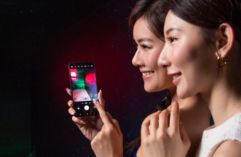 三星打造期间限定Samsung Galaxy S24旗舰系列「准时游戏」密室逃脱体验，让玩家化身旅客。暗夜中的美丽极光在「远距超明亮暗夜摄影」功能助力下，也能清晰美丽。图／三星提供