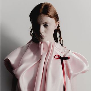 花卉、蕾丝、缎带、蝴蝶结，已成为Simone Rocha最为人热爱的设计元素。图／翻摄自 IG @ simonerocha_