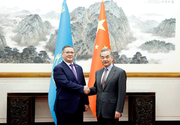 大陸外長王毅29日在北京與哈薩克副總理兼外長努爾特列烏，舉行首次中哈外長戰略對話。圖取自大陸外交部網站