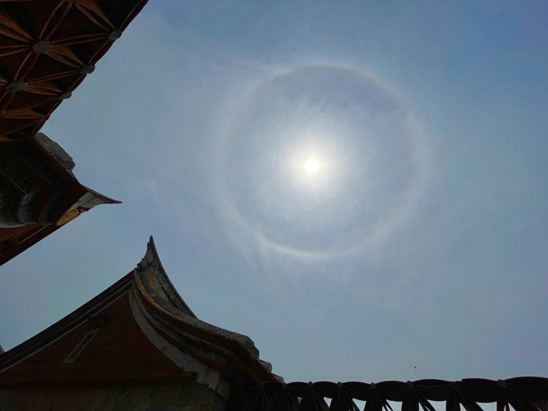 金門地區今天中午時分出現「日暈」奇景，有網友拍到在燕尾旁的日暈，相當特別。圖／摘自樂遊金門