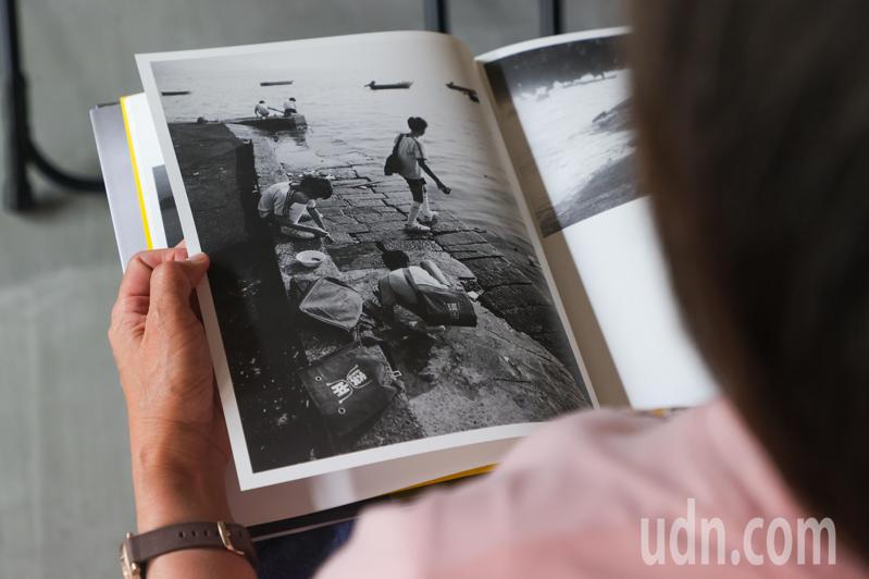 「淡水张良一」摄影集是集结摄影师张良一35年来在淡水河边的影像纪绿。记者黄仲裕／摄影