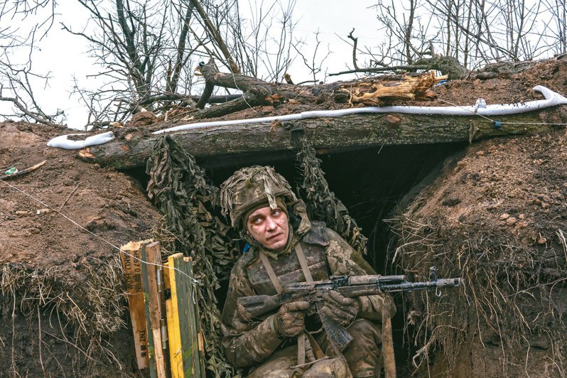 烏克蘭第82獨立突擊旅一名士兵3月在南部札波羅熱羅博蒂村附近參加部隊戰鬥訓練演習。（紐約時報）