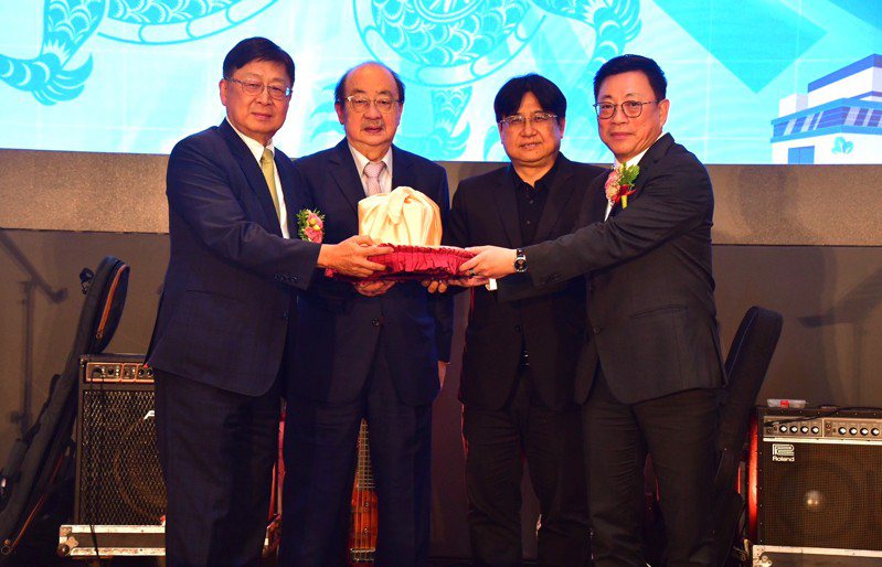 台灣省不動產開發商業同業公會聯合會29日完成第11屆理事長改選，由黃啟倫（左一）交棒給吳國寶（右一）。圖／業者提供
