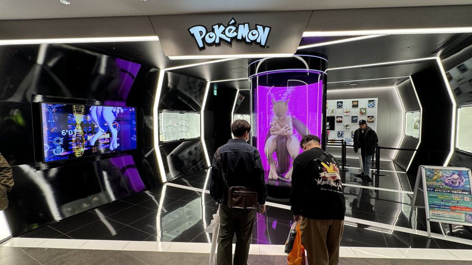 首間台灣寶可夢中心Pokemon Center TAIPEI「寶可夢中心台北」4月也有排隊規則，引起部分粉絲不滿。圖為日本澀谷寶可夢中心（Pokemon Center SHIBUYA）。（示意圖／聯合新聞網《科技玩家》攝影）