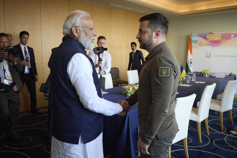 烏克蘭總統澤倫斯基（右）及印度總理莫迪（左）。美聯社