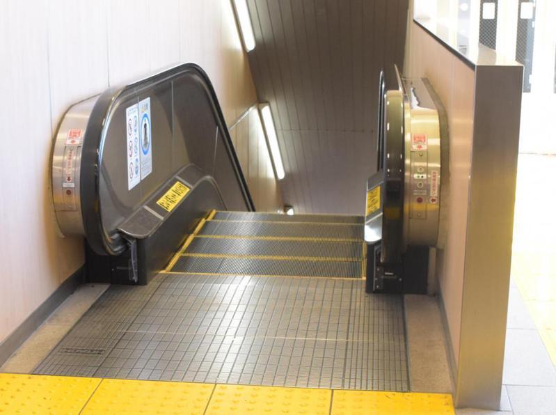 日本JR水戶站日前發生一起離奇死亡意外，一名72歲男性被發現倒臥往上運行的電扶梯出口處，且上衣下擺遭捲入送醫後不治。圖取自茨城新聞