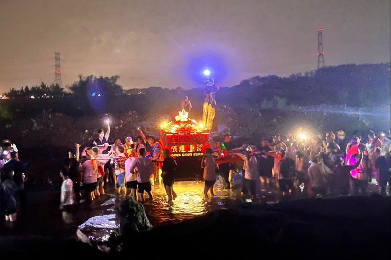 彰化南瑤宮禡祖回鑾，昨晚進行最具特色的「潦溪」活動，約有萬人參與，場面盛大。圖／彰化市公所提供