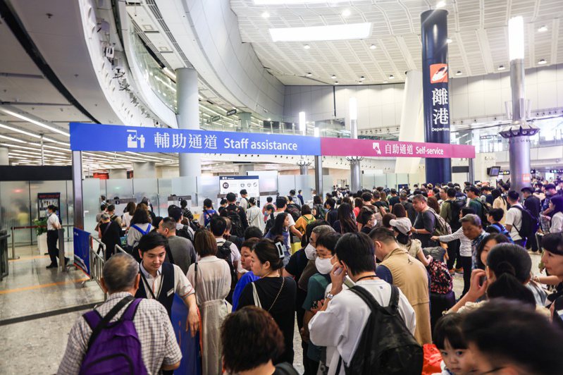 3月29日是香港復活節公眾假期首日，高鐵西九龍站迎來客流高峰，大批旅客乘搭高鐵「北上」前往大陸。（中通社）