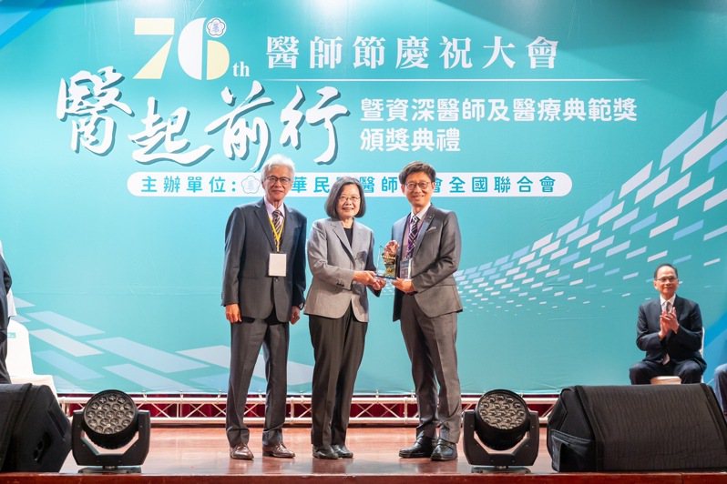 卫生福利部基隆医院院长林三齐（右）去年获颁「台湾医疗典范奖」，从蔡英文总统（中）手中接过奖座。图／基隆医院提供