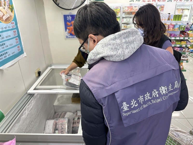 今年2月，台糖安心豚冷冻梅花肉片检出瘦肉精，台北市卫生局派员到铺货点稽查。图／台北市卫生局提供