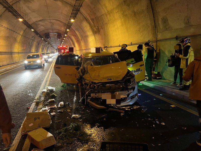 基隆台62线西向玛陵隧道内4车追撞，5人轻伤送医。记者游明煌／翻摄