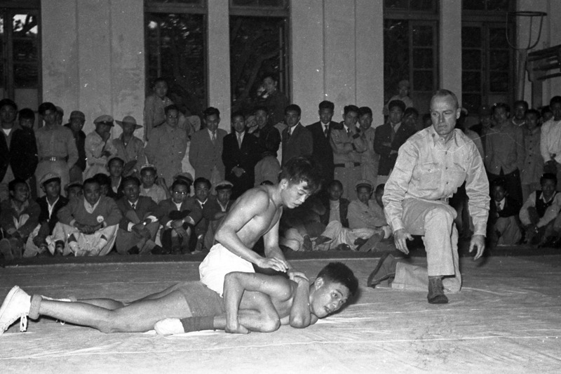 1954年3月31日，我國參加第二屆亞洲運動會角力代表選拔，下午5時在師院體育館舉行，美軍顧問團克林上校（前排右一）擔任裁判。記者陳維在／攝影