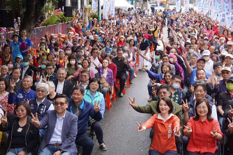 立委王鸿薇与台北市议长叶林传大同区联合服务处今天开幕，宣示提案「捷运大同线」政见。图／立委王鸿薇提供