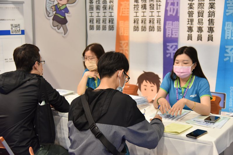 台南就业中心征才活动吸引不少民众前来求职面试，寻求好机会。图／台南就业中心提供