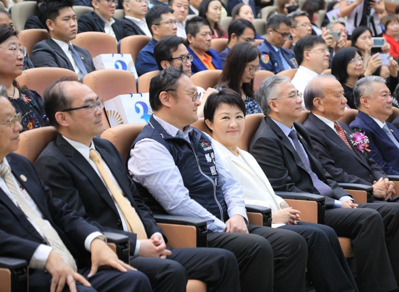 朝陽科大今30周年校慶，台中市長盧秀燕（前排中）全程參與並致詞。圖／台中市政府提供