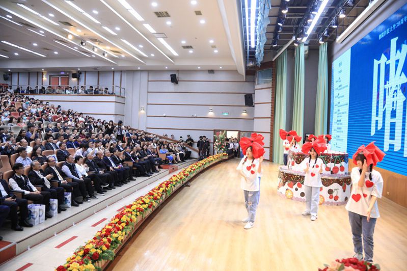 朝阳科大今30周年校庆，学生上台表演，为学校庆生。图／台中市政府提供