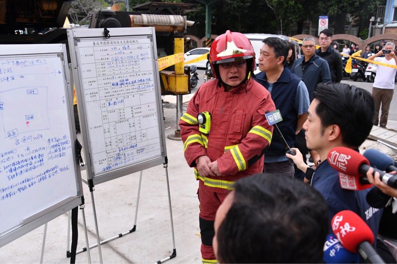 台北市士林区福港街下午发生工地意外，台北市长蒋万安也到场听取说明。图／北市府提供