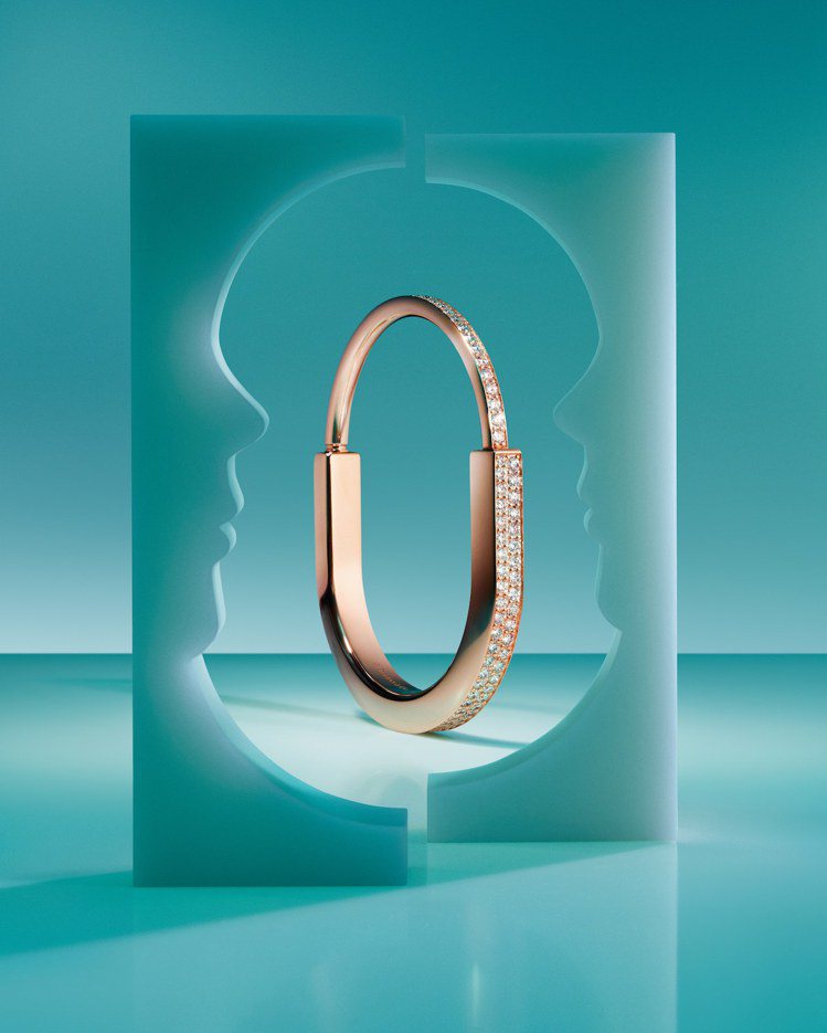 Tiffany & Co.的Lock系列手環，以情侶的臉龐剪影象徵著約定與相守。圖／Tiffany提供