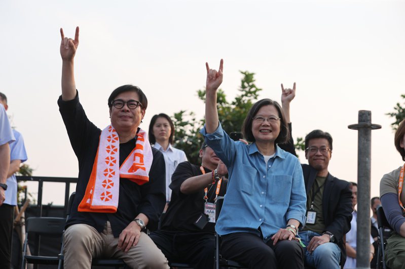 高雄市長陳其邁（左）教蔡英文總統（右）把大拇指、中指、無名指收起，只舉起食指和小拇指，擺出被稱為「惡魔之角」的手勢。記者劉學聖／攝影