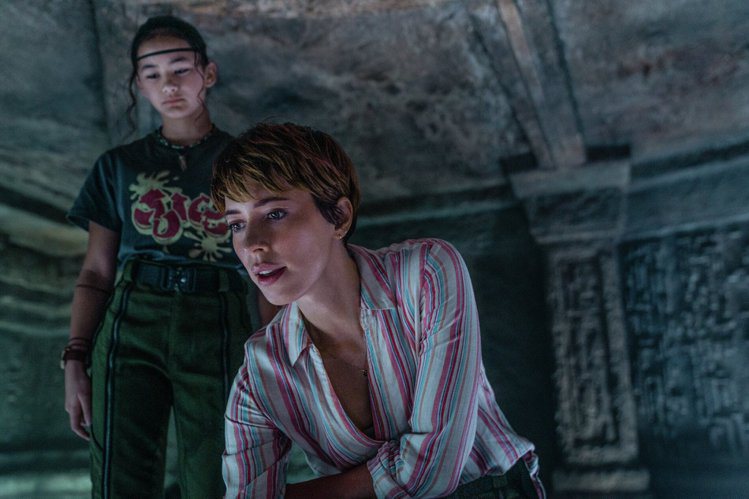 「鋼鐵人3」蕾貝卡霍爾(右)回歸「哥吉拉與金剛」系列，飾演能與怪獸溝通的童星凱莉霍特(左)的養母。圖／華納兄弟提供