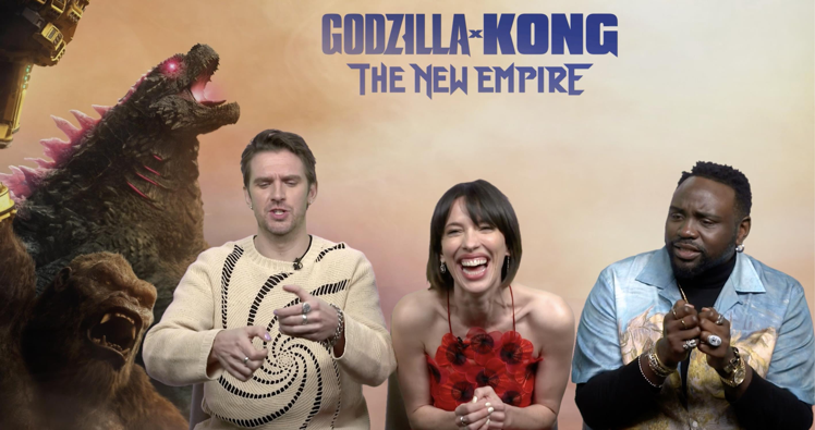 「哥吉拉與金剛：新帝國」主角丹史蒂文斯(左起)、蕾貝卡霍爾以及布萊恩泰瑞亨利搞笑表示會與金剛傳簡訊。圖／華納兄弟提供