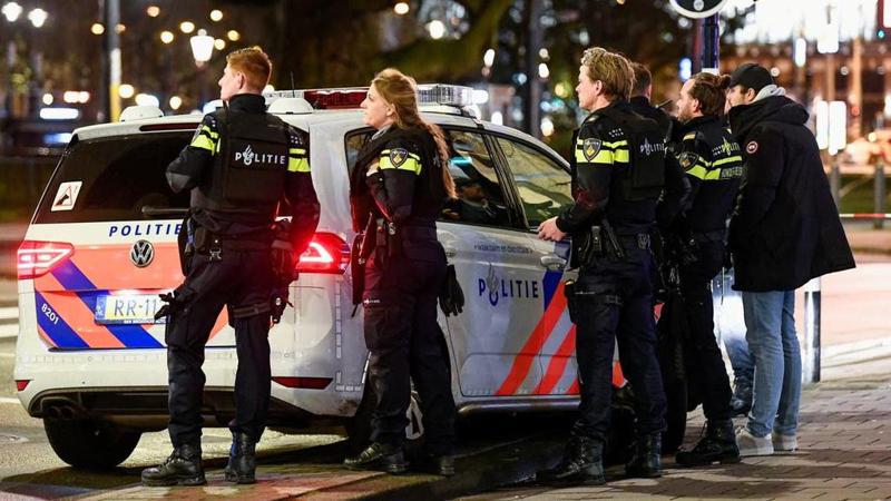 荷蘭東部小鎮埃德「襯裙咖啡廳」驚傳多人遭脅持，一名男子30日清早走進該間夜店並威脅要引爆自己。圖為荷蘭警方在現場附近待命。圖／擷取自X