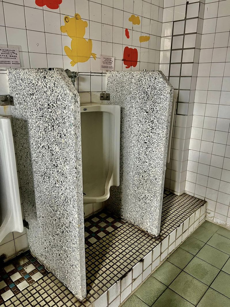 桃园平镇复旦国小厕所已逾20年未整修，许多厕所的隔板、磁砖便器等多有破损，且未设置紧急需求铃，地方争取改善。图／刘仁照提供