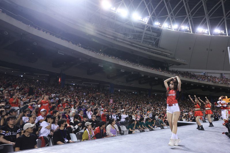 中華職棒35年開幕戰今天在台北大巨蛋開打，超過25000名球迷進場。記者余承翰／攝影