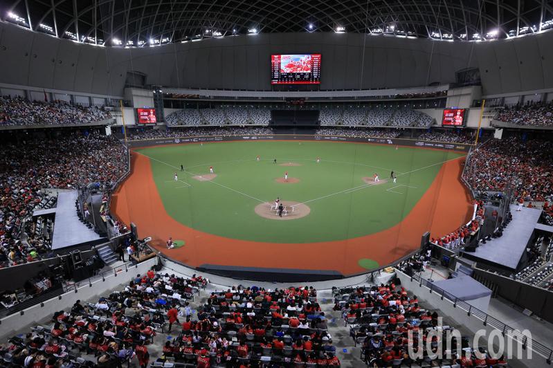 中华职棒35年开幕战今天在台北大巨蛋开打，28618人名球迷一同进场见证，刷新中职史上最高单场票房数字。。记者余承翰／摄影