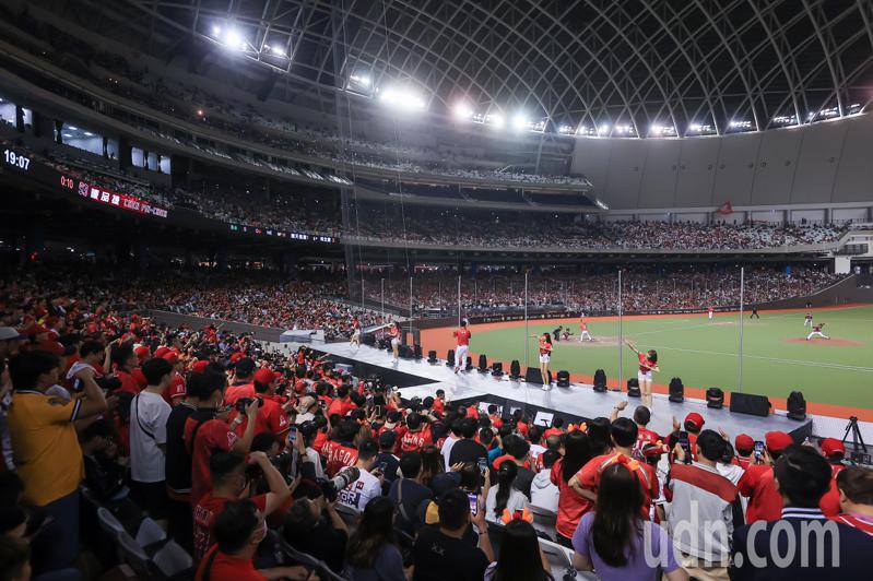 中华职棒35年开幕战今天在台北大巨蛋开打，28618人名球迷一同进场见证，刷新中职史上最高单场票房数字。。记者余承翰／摄影