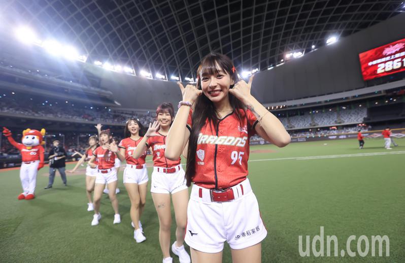 中华职棒35年开幕战今天在台北大巨蛋开打，新加入Dragon Beauties的林襄（前）正式在球迷面前亮相。记者余承翰／摄影