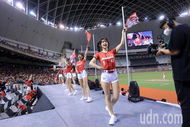中华职棒35年开幕战今天在台北大巨蛋开打，新加入Dragon Beauties的李多慧（右一）一同卖力为球员加油。记者余承翰／摄影