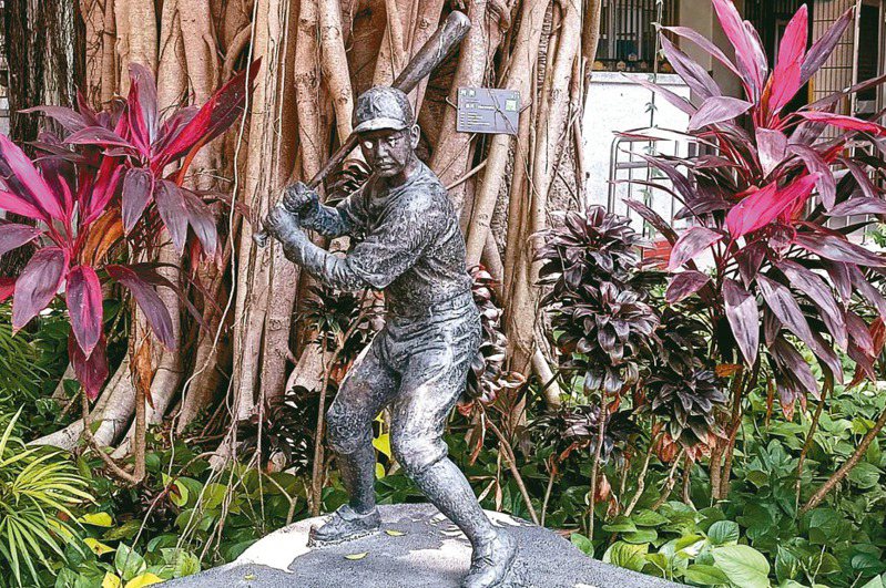 出生台南市東山區的棒球名人蘇正生，在他的母校東山國小校園設有紀念銅像。記者謝進盛／攝影