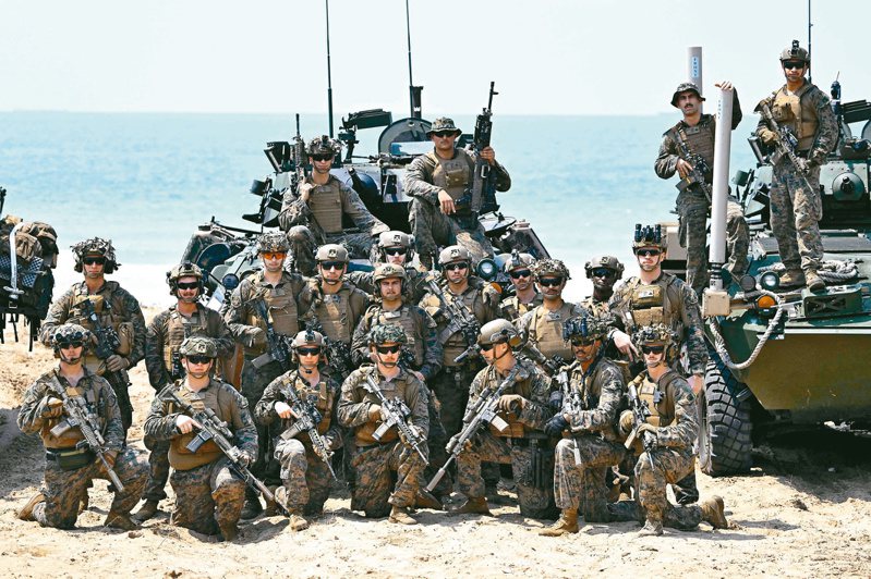 為因應中國大陸軍事崛起，美海軍陸戰隊新設濱海作戰團。圖為一日在泰國「金色眼鏡蛇」多國聯合軍演時拍攝。（法新社）