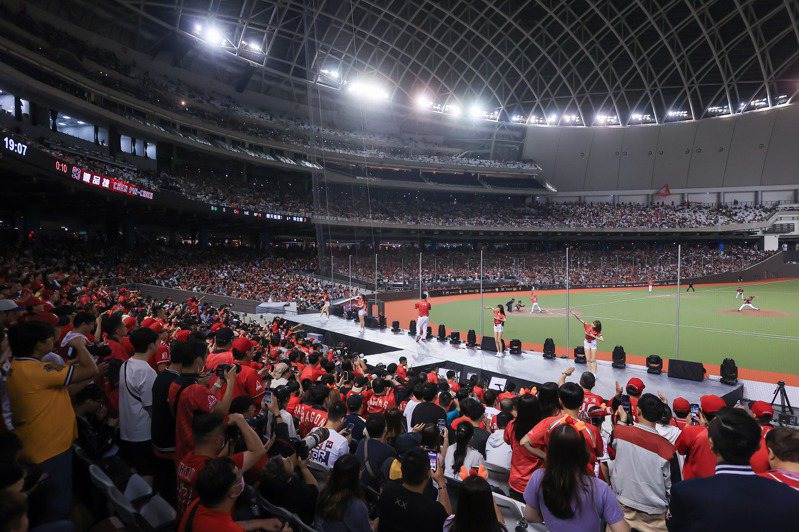 中華職棒35年開幕戰在台北大巨蛋開打，28618名球迷一同進場見證，刷新中職史上最高單場票房紀錄。記者余承翰／攝影