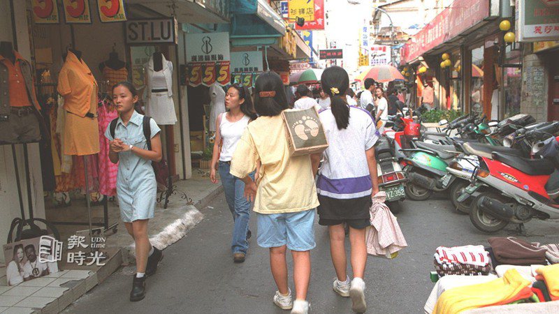新崛江商場附近街道交通混亂，商家有意將此地推動成徒步區。圖／聯合報系資料照（1996/07/22 楊美珍攝影）