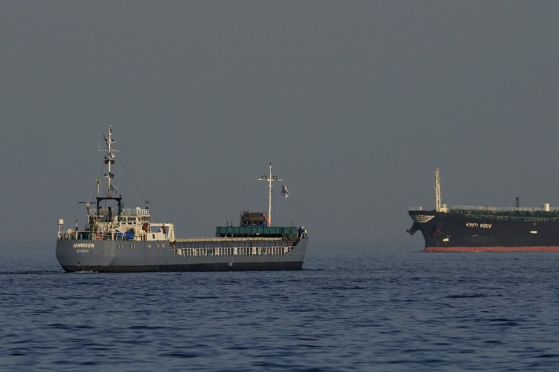 運送332噸食品的援助船隊今天離開賽普勒斯的拉納卡港（Larnaca port），預計下週抵達被圍困的加薩走廊。 美聯社