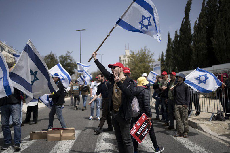 以色列抗議群眾今天在特拉維夫發動兩場示威，要求釋放深陷加薩的人質，同時也批評政府以哈戰爭處理方式，滿滿抗議人潮讓這個以國最大城市的環城道路水洩不通。美聯社