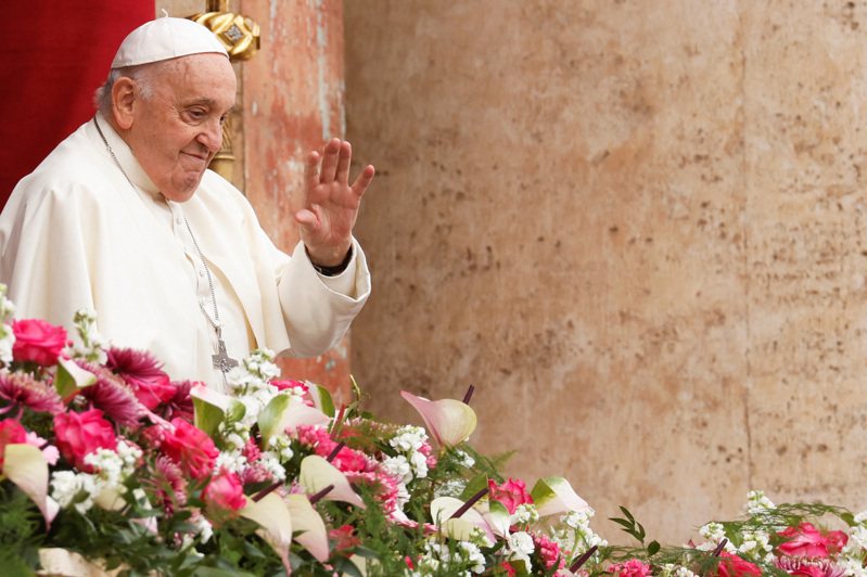 天主教教宗方濟各（Pope Francis）今天與梵蒂岡聖伯多祿廣場上數以萬計的天主教信友一同舉行復活節彌撒，之後將按傳統發表文告。路透社
