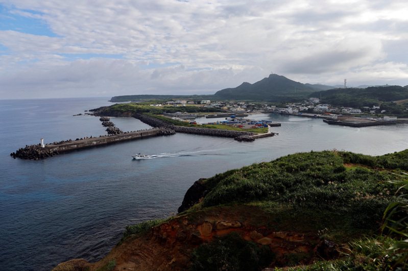 日本計劃迅速提升南西諸島防禦能力，距離台灣僅110公里的與那國島成為日方計畫第一線，專家指出，這是因為中國軍隊若要進犯台灣，日本離島將無法置身事外。圖為日本沖繩縣最西端的島嶼與那國島的Kubura漁港。路透資料照