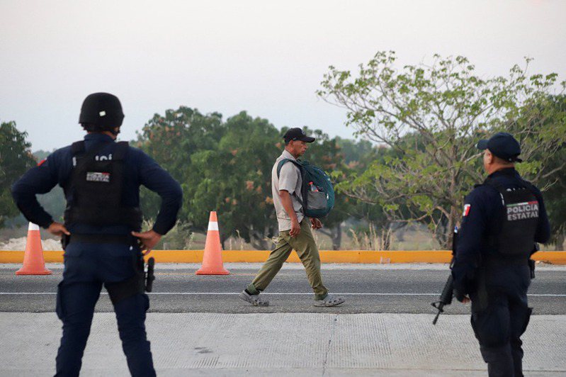 墨西哥南部瓦哈卡州一处海滩29日惊现8具疑似为亚裔移民遗体，当局30日证实罹难的7名女性和1名男性均为中国移民，另有1名男子倖存。瓦哈卡州荷枪实弹戒备边境。路透(photo:UDN)