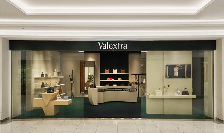 Valextra搬進了以精品為主的敦南SOGO百貨，透過簡約店裝與新季度包款，繼續傳遞低調風格美學。圖／Valextra提供