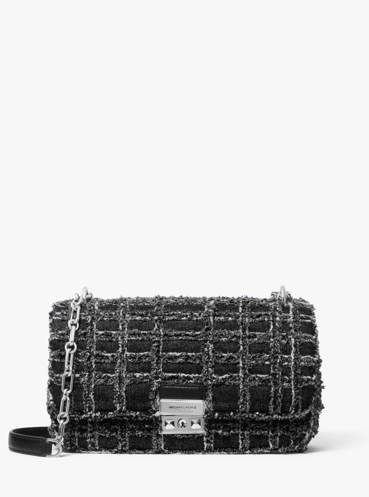 Michael Kors Tribeca黑色丹寧大型鍊帶包，19,200元。圖／Michael Kors提供