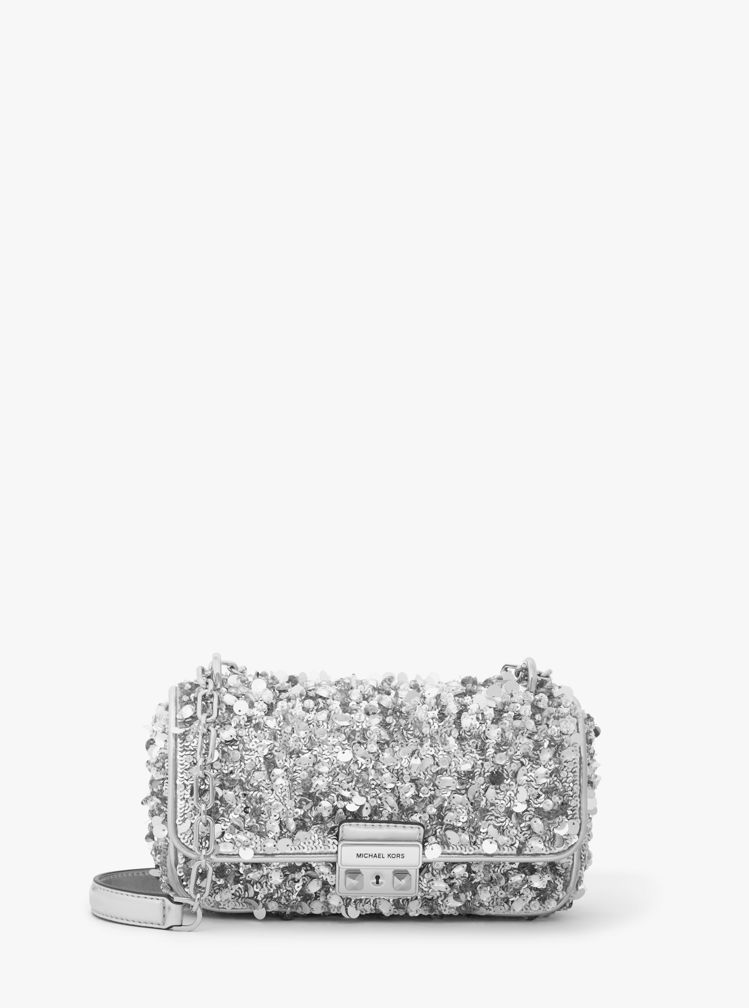 Michael Kors Tribeca銀色亮片小型鍊帶包，30,100元。圖／Michael Kors提供