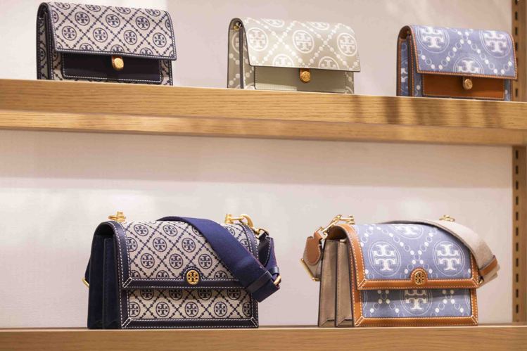 Tory Burch位於SOGO百貨復興館門店重開，也帶來全新包款、配件與鞋履，讓消費者可以完整感受新季度的品牌主題。圖／Tory Burch提供